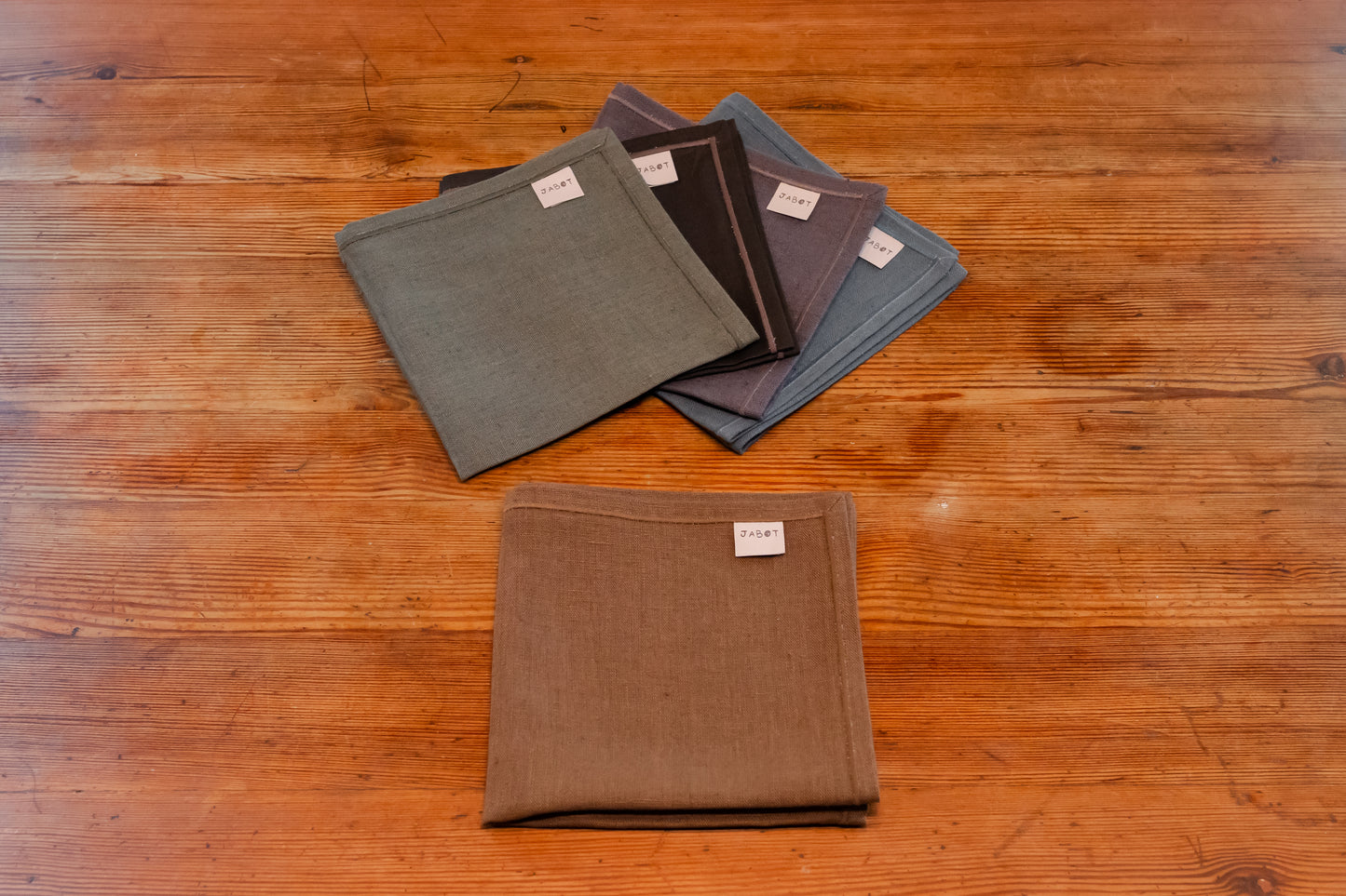 Tovagliolo unito marrone in puro lino con cucitura