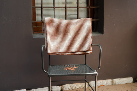 Coperta in fantasia pied de poule con bordatura