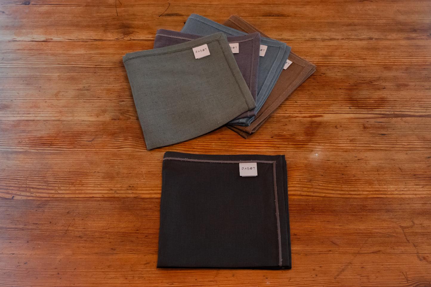 Tovagliolo unito antracite in lino leggero con cucitura