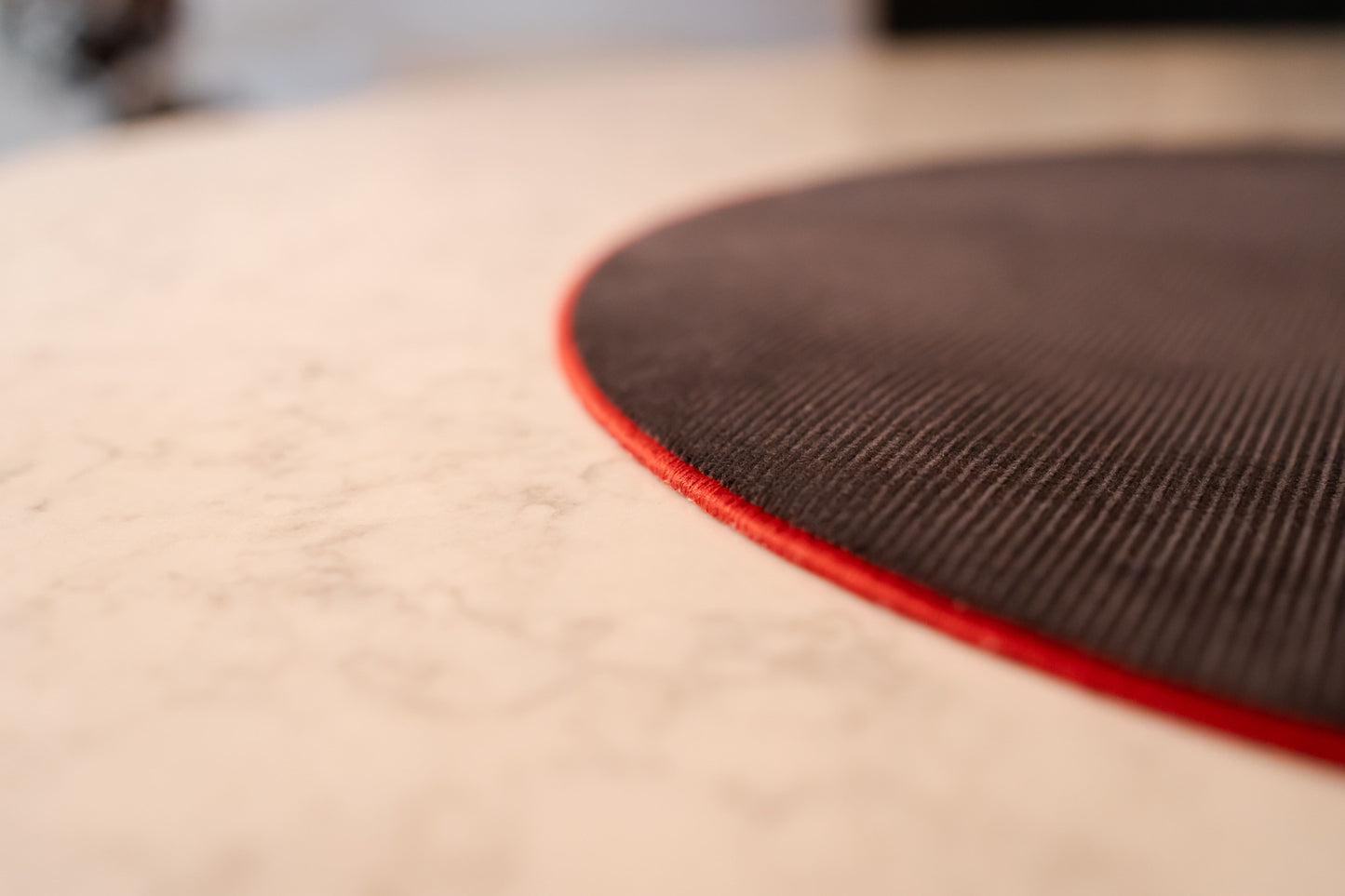 Sottopiatto in velluto 1000 righe e fantasia scozzese con bordatura rosa mattone