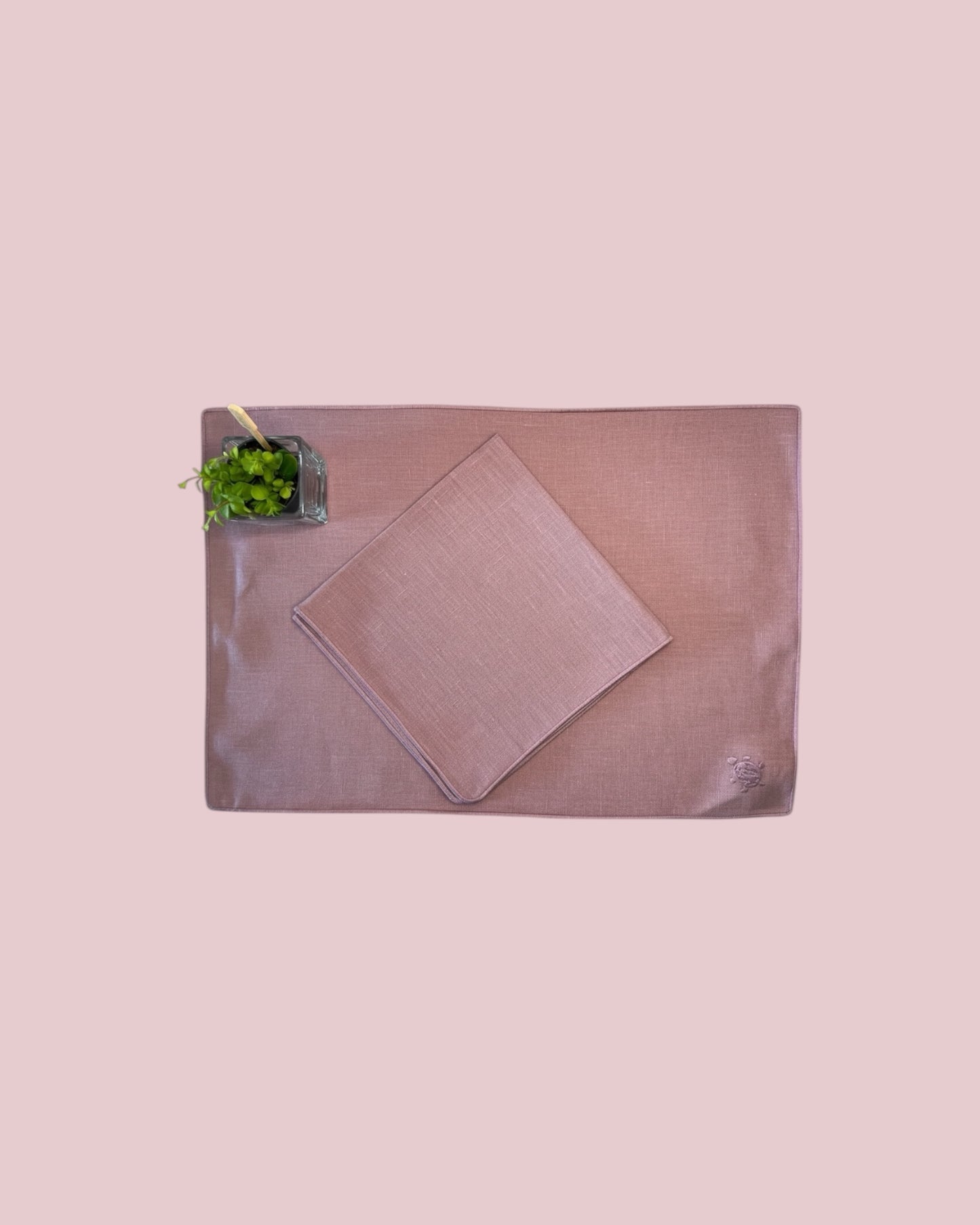 Tovaglietta in lino con tartaruga ricamata malva