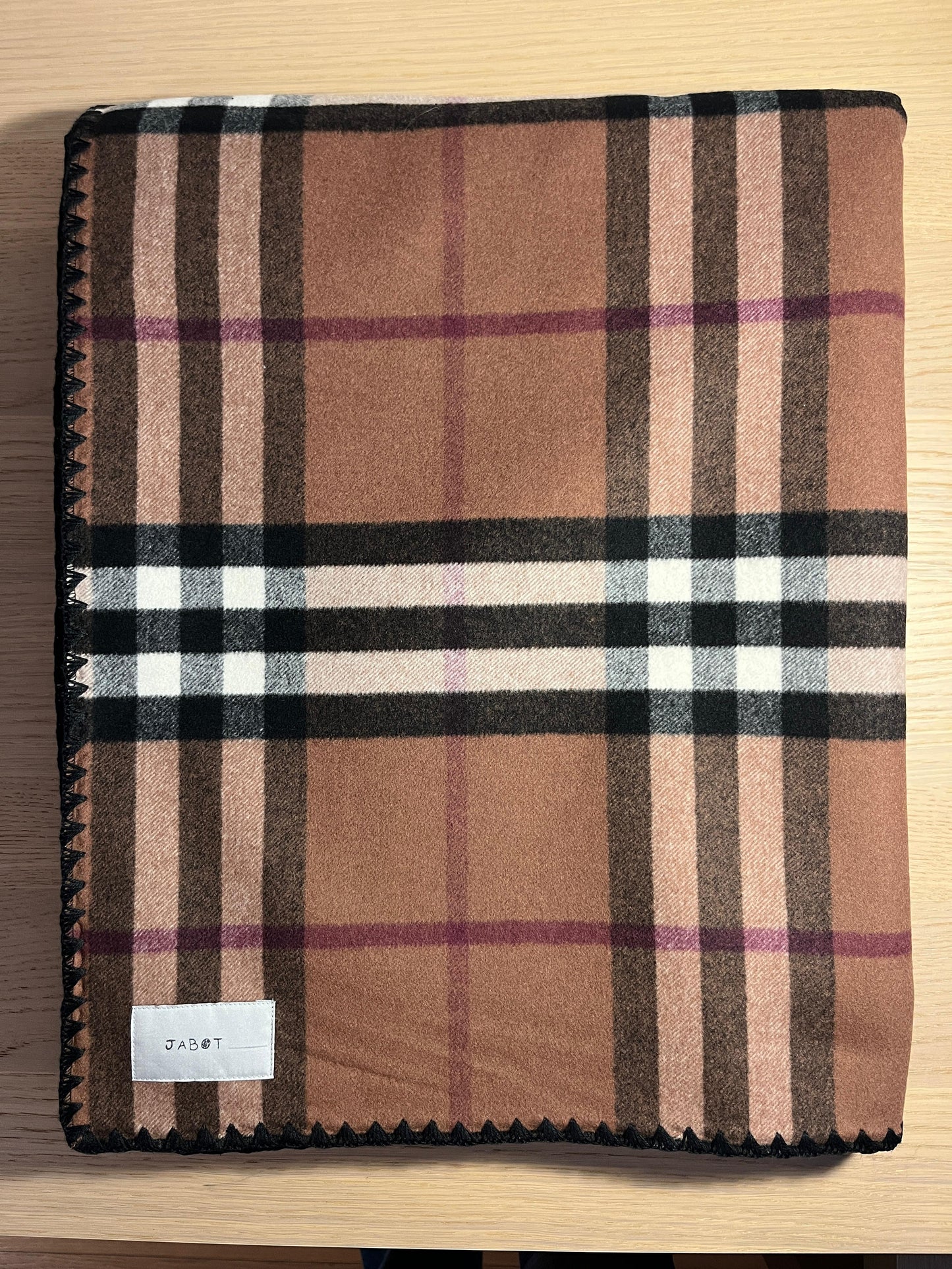 Coperta in pura lana e bordo ricamato