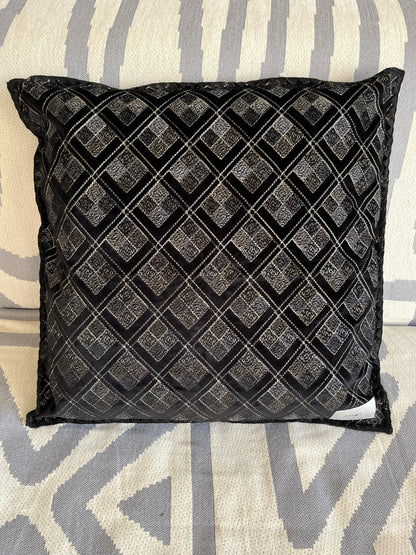 Federa cuscino in velluto nero e bordo ricamato